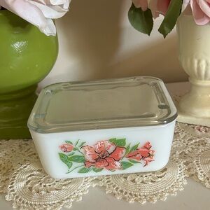 MCKEE GLASS COMPANY RED AMARYLLIS HIBISCUS FLORAL REFRIGERATOR DISH & LID